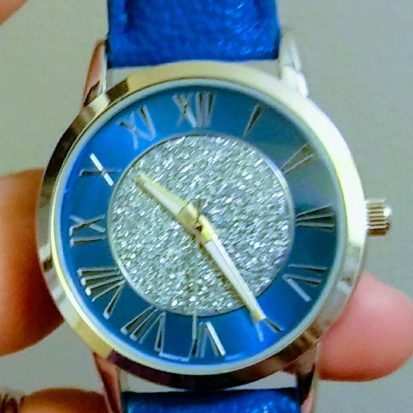 4 genuine leather band watches - Picture 4 of 7